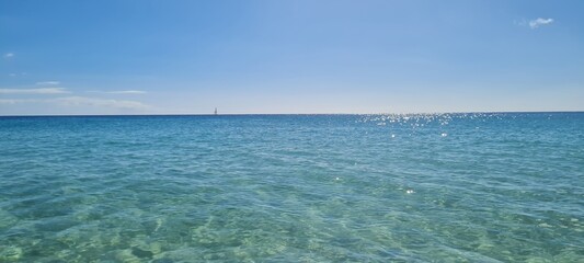 hermoso reflejo de el mar de costa calma fuerteventura 