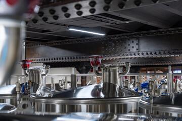 Cuverie en inox dédiée à la vinification du champagne, avec des cuves métalliques reflétant l’atmosphère de la cave.