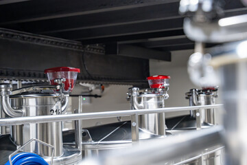 Cuverie en inox dédiée à la vinification du champagne, avec des cuves métalliques reflétant l’atmosphère de la cave.