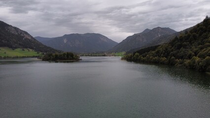 toma aerea  de el lindo lago de schliersee en bazern alemania 