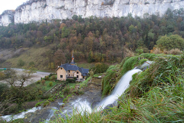 Balade dans le jura avec brouillard et cascade