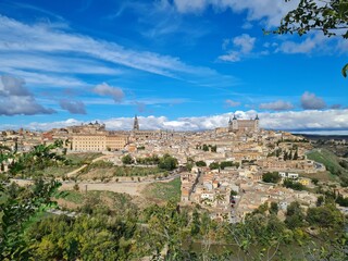 Fototapeta premium fantastica foto de la ciudad de toledo en españa en verano 