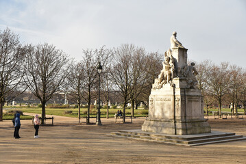 Obraz premium Flâner au jardin des Tuileries à Paris. en hiver France