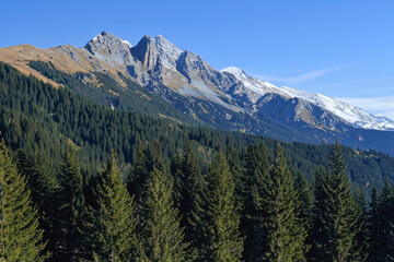 Obraz premium Mountain peak and sky with clouds, snow-capped mountain range in natural landscape