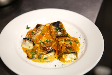 Involtini de berenjena y queso, plato de comida italiana 