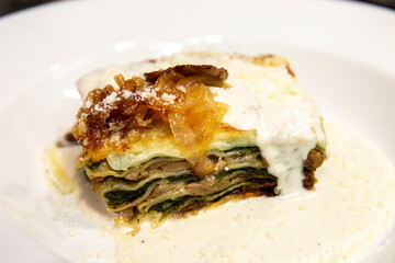 Lasaña de verduras, setas, queso y cebolla caramelizada