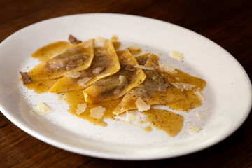 Plato de pasta italiana rellena de foie y queso