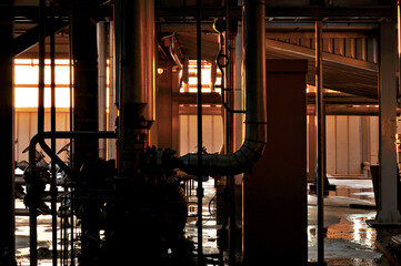 Tubulações em usina ao entardecer