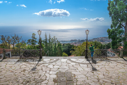 Point de vue panoramique depuis le parvis du Sanctuaire Notre-Dame de Mont&eacute; &agrave; Funchal, Portugal.