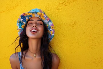 dame portant un chapeau seau tirant la langue à la manière chicano de Los Angeles, fond jaune
