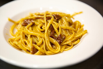 Plato italiano de espaguetis carbonara