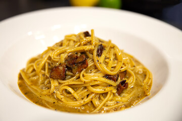 Plato italiano de espaguetis carbonara