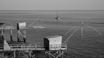 Paysage de la Loire atlantique: coucher de soleil sur les pêcheries traditionnelles de la côte atlantique face à l'océan à Pornic en France