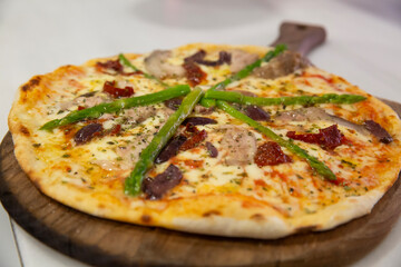 Pizzas italianas con diferentes ingredientes y elaboración en horno de leña