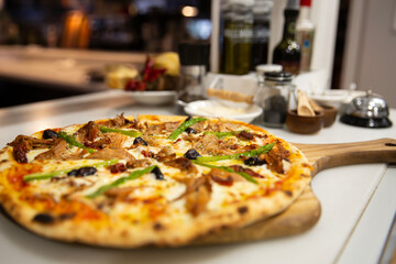 Pizzas italianas con diferentes ingredientes y elaboración en horno de leña
