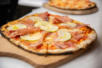 Pizzas italianas con diferentes ingredientes y elaboración en horno de leña
