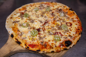 Pizzas italianas con diferentes ingredientes y elaboración en horno de leña