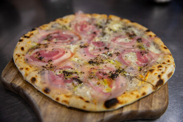 Pizzas italianas con diferentes ingredientes y elaboración en horno de leña