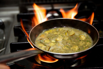 Elaboración de salsa y acompañamiento para platos de pasta italianos en sartén