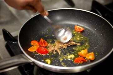 Elaboración de salsa y acompañamiento para platos de pasta italianos en sartén