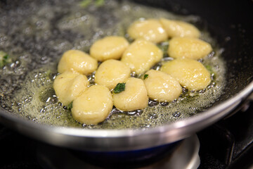 Elaboración de salsa y acompañamiento para platos de pasta italianos en sartén