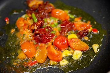 Elaboración de salsa y acompañamiento para platos de pasta italianos en sartén