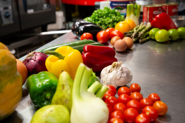 Bodegón de verduras sobre encimera de cocina