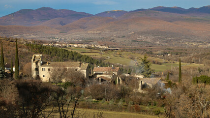 hameau dans la montagne de Lure © Jacky Jeannet