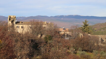 hameau dans la montagne de Lure © Jacky Jeannet