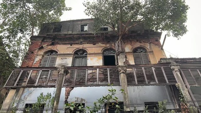 Traditional Zamindar Badi standing in a ruined state in Kolkata.