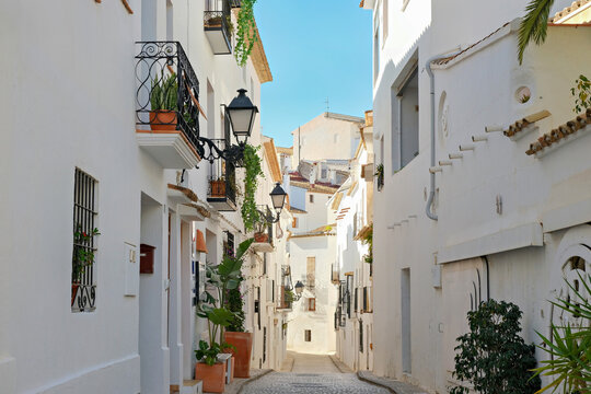 Fototapeta Altea’s old town features narrow streets and charming whitewashed houses, showcasing the town's traditional architecture along the Mediterranean coast in Alicante province, Valencia Community, Spain