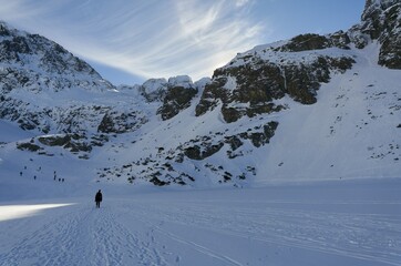 Czarny Staw Gąsienicowy w Polskich Tatrach zimą. © Bartosz
