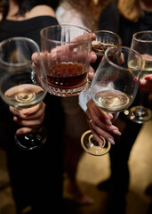 Obraz premium Cheers to a Fantastic Celebration Friends Joyfully Toasting with Wine Glasses in Hand
