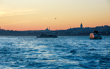 Obraz premium moving boats and ships at sunset in the bosphorus in istanbul, constantinople