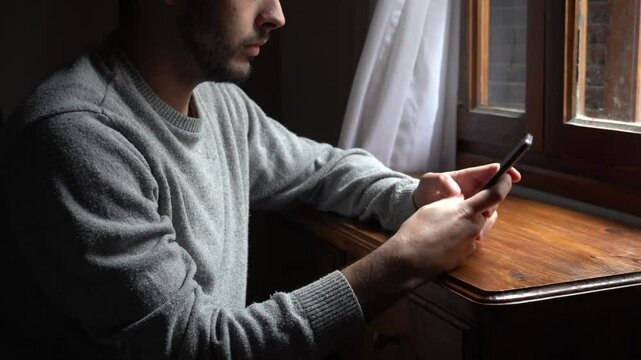 Persona revisando el celular.