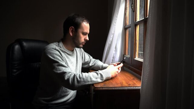 Persona revisando el celular.