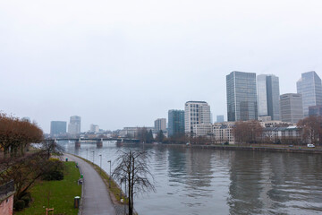 Fototapeta premium Panoramic view of Frankfurt am Main from the Eiserner Steg (Iron Bridge) on a cloudy day