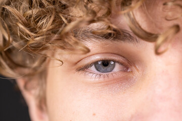 détail de l'oeil d'un jeune homme blond