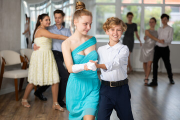 Obraz premium Viennese Waltz performed by teenage girls and boys in a dance studio