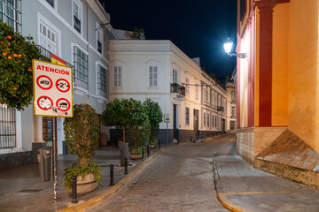 Straßen und Gassen von Sevilla bei Nacht /  Hauptstadt der südspanischen Region Andalusien