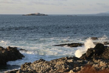 Olas rompiendo en rocas en chile