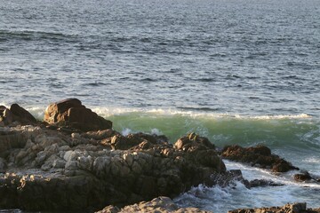 Olas rompiendo en rocas en chile