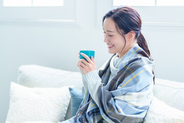 温かい飲み物を飲む女性　温活イメージ