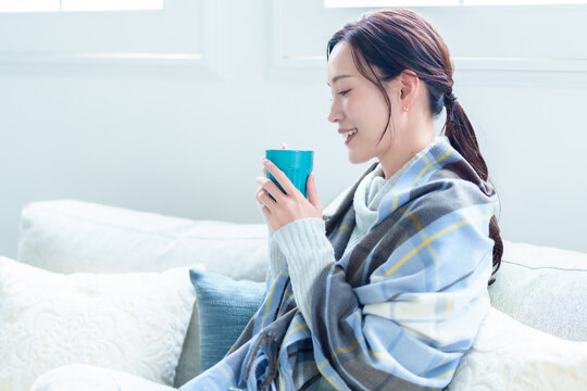 温かい飲み物を飲む女性　温活イメージ