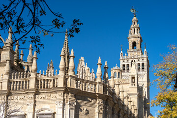 Fototapeta premium Sevilla Kathedrale & La Giralda an der Plaza del Triunfo, Sevilla, Spanien / Catedral de Sevilla