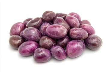 Obraz premium Isolated purple Kalamata olives on a white backdrop