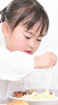 食事で好き嫌いがあって困る子供　おかあさんトマトあげるの縦動画