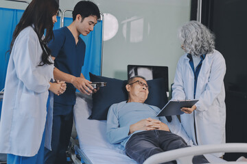 Obraz premium A team of doctors and nurses are working to treat a female patient in the patient's room.