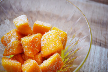 冷凍マンゴーを器に盛り付けた。