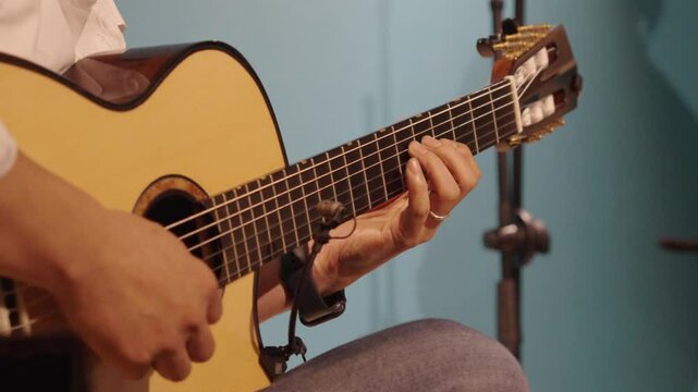ギター演奏をする男性の手元クリップ